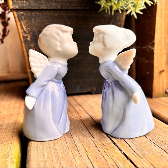 Vintage Kissing Angels - Blue & White Ceramic - Picture 1 of 7
